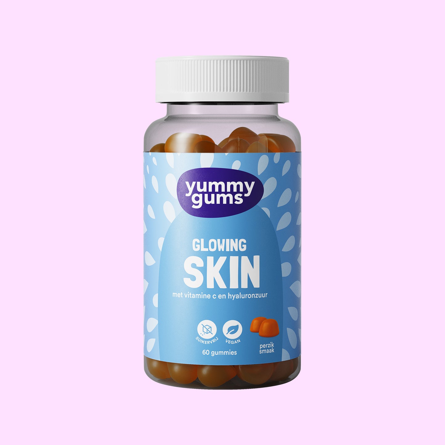 Een flesje Yummygums Glowing Skin Gummies ✧ met een blauw etiket, witte dop en oranje gummies binnenin wordt weergegeven op een lichtroze achtergrond. Op het etiket staan collageen, hyaluronzuur, vitamine C en perziksmaak.