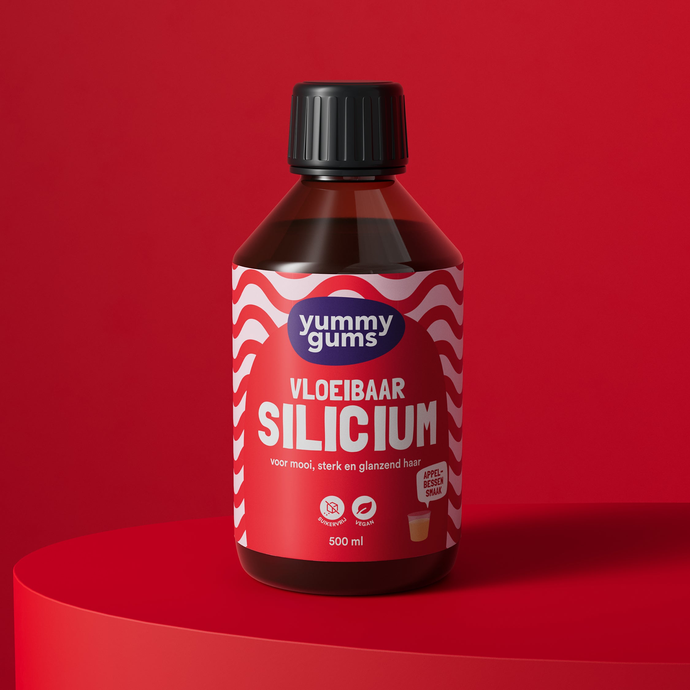 Een bruine fles met het etiket Yummy Gums Vloeibaar Silicium staat op een rood vlak tegen een rode achtergrond. Op het etiket staan golvende rode en witte patronen en tekst in het Nederlands, met een zwarte schroefdop erop.