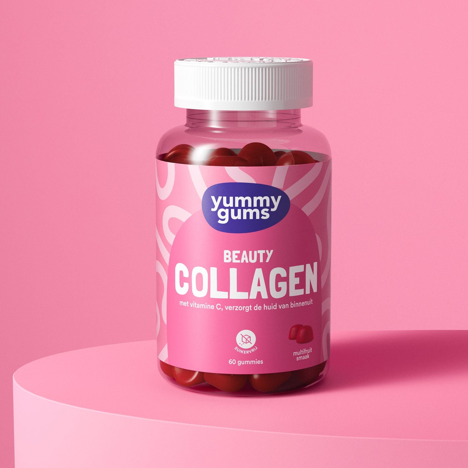 Een doorzichtig flesje Yummygums Collagen Beauty Gummies met een witte dop staat op een roze ondergrond tegen een roze achtergrond. De rode gummies binnenin ondersteunen een gezonde huid dankzij zeecollageen en vitamine C.