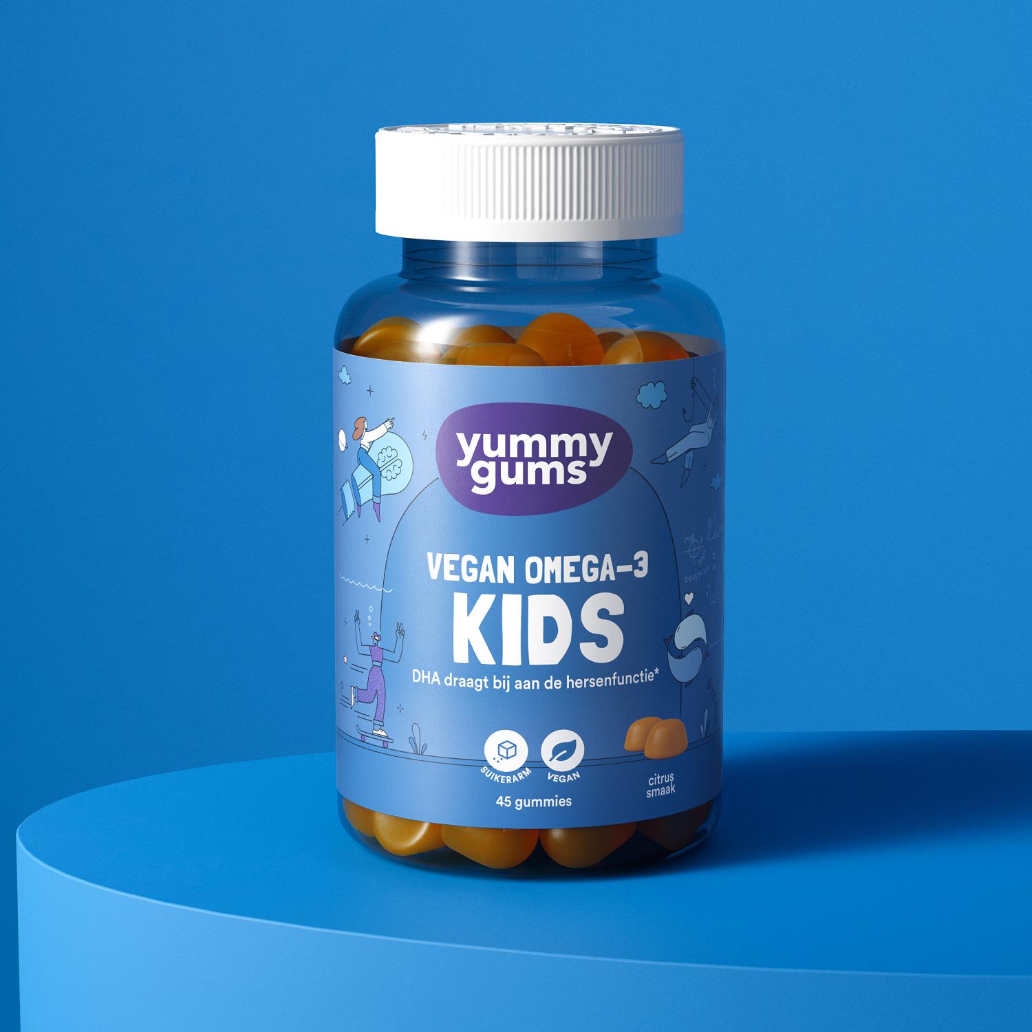 Een flesje Yummygums Kids Omega-3 Vegan Gummies met een blauw etiket en speelse ontwerpen staat op een blauw gebogen oppervlak. De fles bevat oranje gummies boordevol veganistisch DHA uit algenolie.