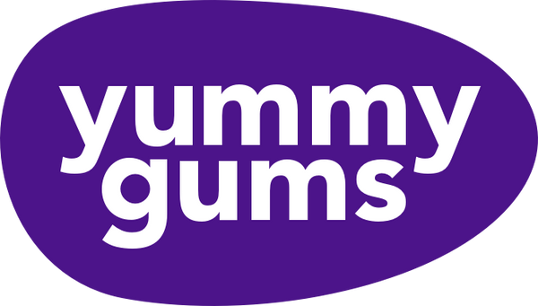 Witte tekst met yummy gums op een effen paarse, ronde, onregelmatige ovale achtergrond.