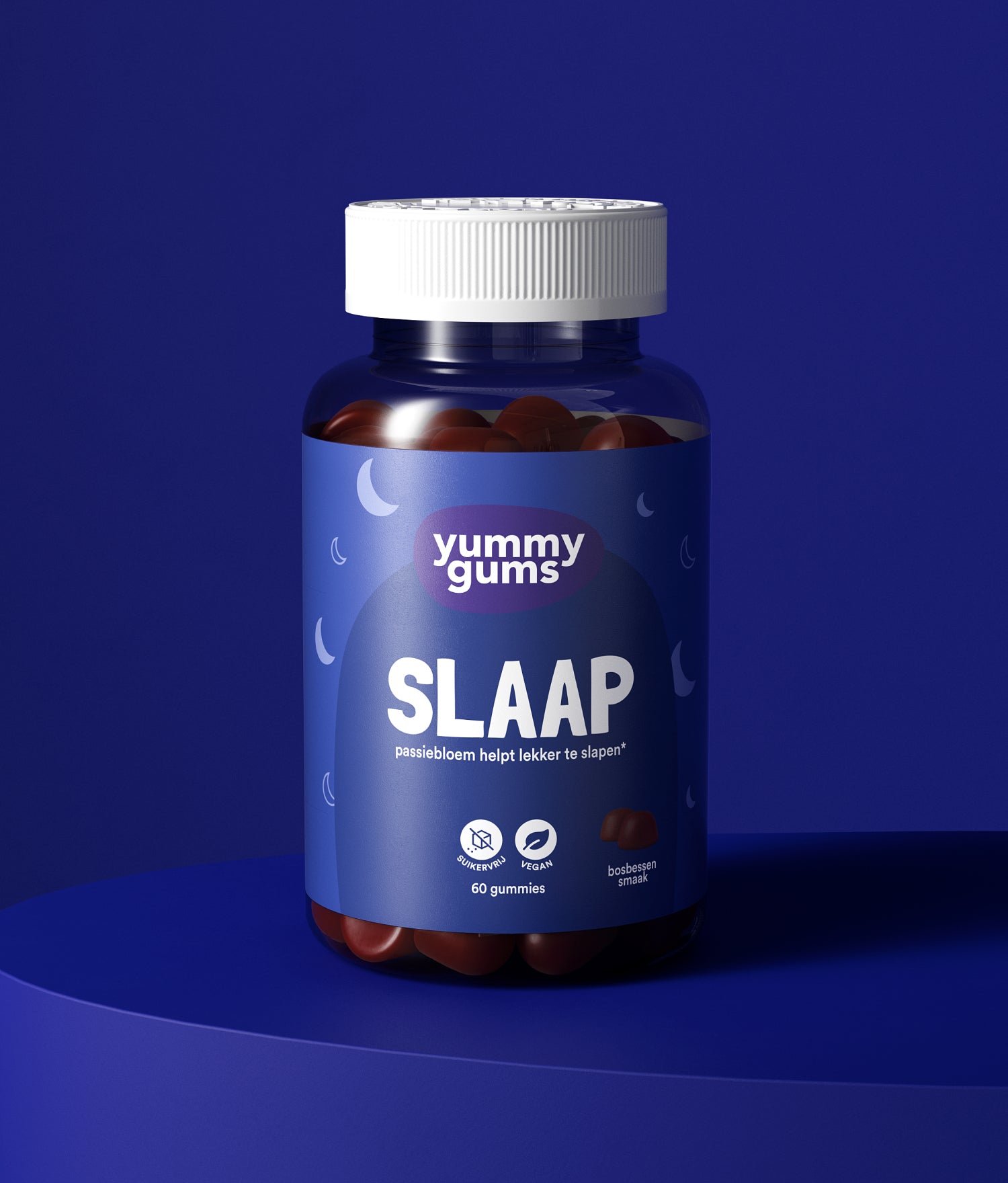 Een flesje Yummygums Slaap Gummies met een blauw etiket met daarop een maan en sterren, een witte dop en 60 rode gummies met melatonine en passiebloem rust op een blauw vlak tegen een blauwe achtergrond.