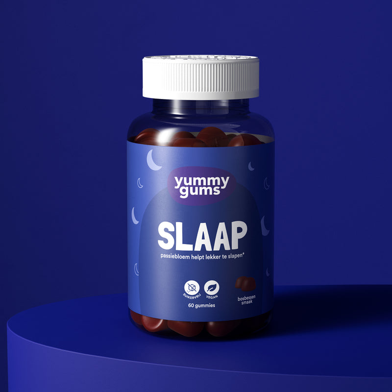 Een flesje Yummygums Slaap Gummies, met een paars etiket met halve maantjes, witte tekst en een witte dop, staat op een gebogen blauw oppervlak tegen een blauwe achtergrond.
