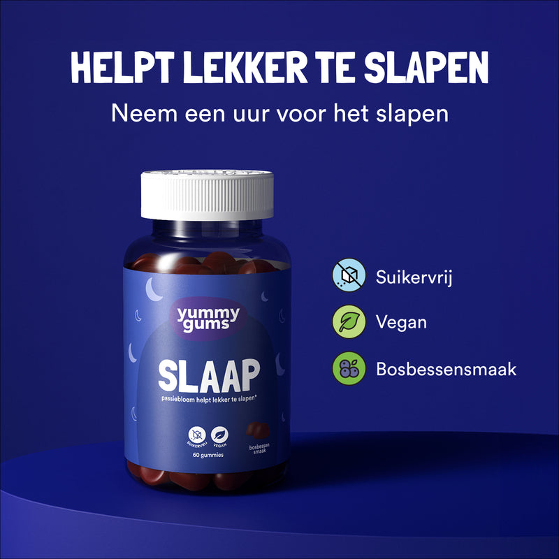 Een flesje Yummygums Slaap Gummies met melatonine staat op een blauw vlak, Nederlandse tekst erboven: "Helpt lekker te slapen. Neem een uur voor het slapen." Pictogrammen geven aan dat het suikervrij, veganistisch en met bessensmaak is.