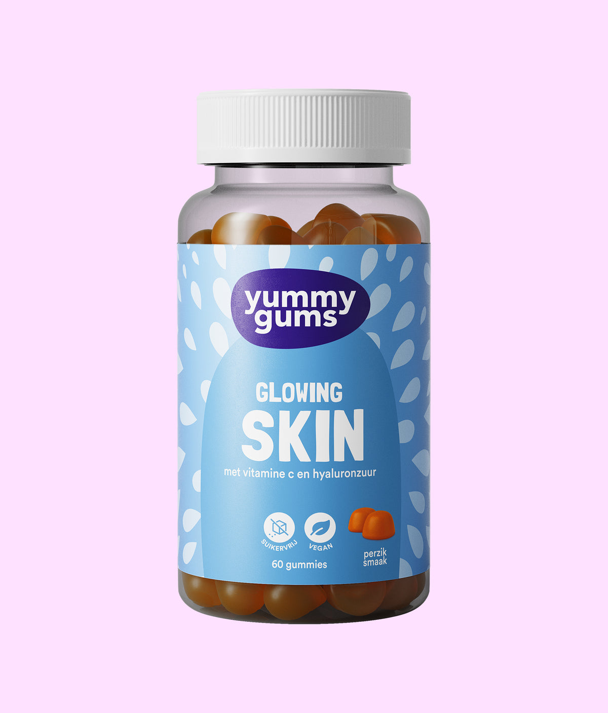 Een flesje Yummygums Glowing Skin Gummies ✧, met een blauw etiket, witte dop en oranje gummies. Het etiket benadrukt collageen, vitamine C en hyaluronzuur. Elk flesje bevat 60 gummies. De achtergrond is lichtroze.