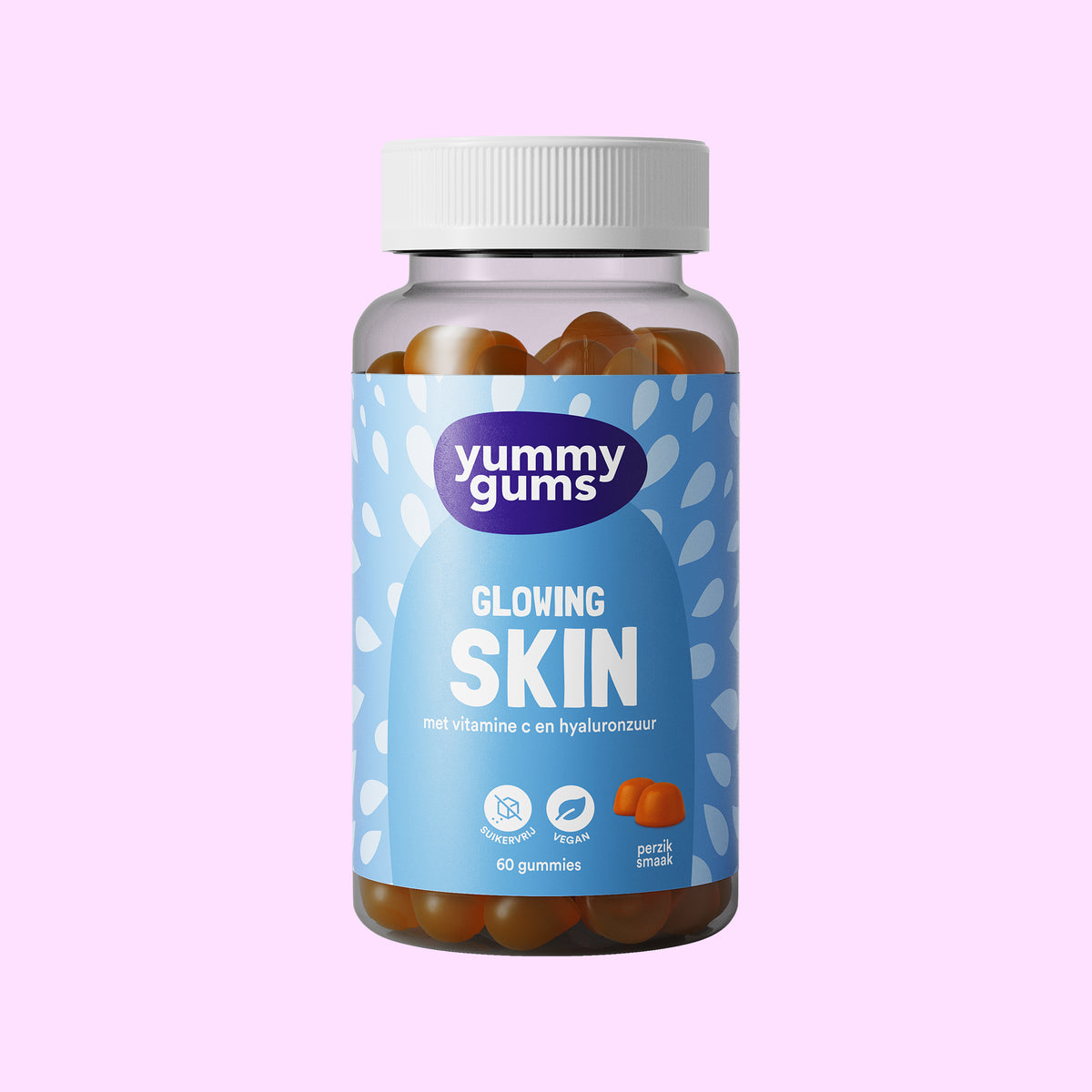 Een flesje Yummygums Glowing Skin Gummies ✧ met een blauw etiket, witte dop en oranje gummies binnenin wordt weergegeven op een lichtroze achtergrond. Op het etiket staan collageen, hyaluronzuur, vitamine C en perziksmaak.