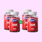 Vier flesjes Yummygums 2+2 Hair Deal met rode gummivitamines worden weergegeven op een lichtroze achtergrond, gescheiden door een groen plusteken - ideaal voor haarverzorging en ondersteuning van je haarstructuur.