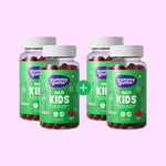 Vier flesjes Yummygums 2+2 Kids Deal zijn afgebeeld op een lichtroze achtergrond, gerangschikt in paren met een groen plusteken ertussen. Deze suikervrije gummies ondersteunen kinderen met vitamine C en D3.