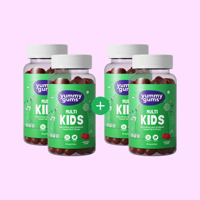 Vier flesjes Yummygums 2+2 Kids Deal zijn afgebeeld op een lichtroze achtergrond, gerangschikt in paren met een groen plusteken ertussen. Deze suikervrije gummies ondersteunen kinderen met vitamine C en D3.