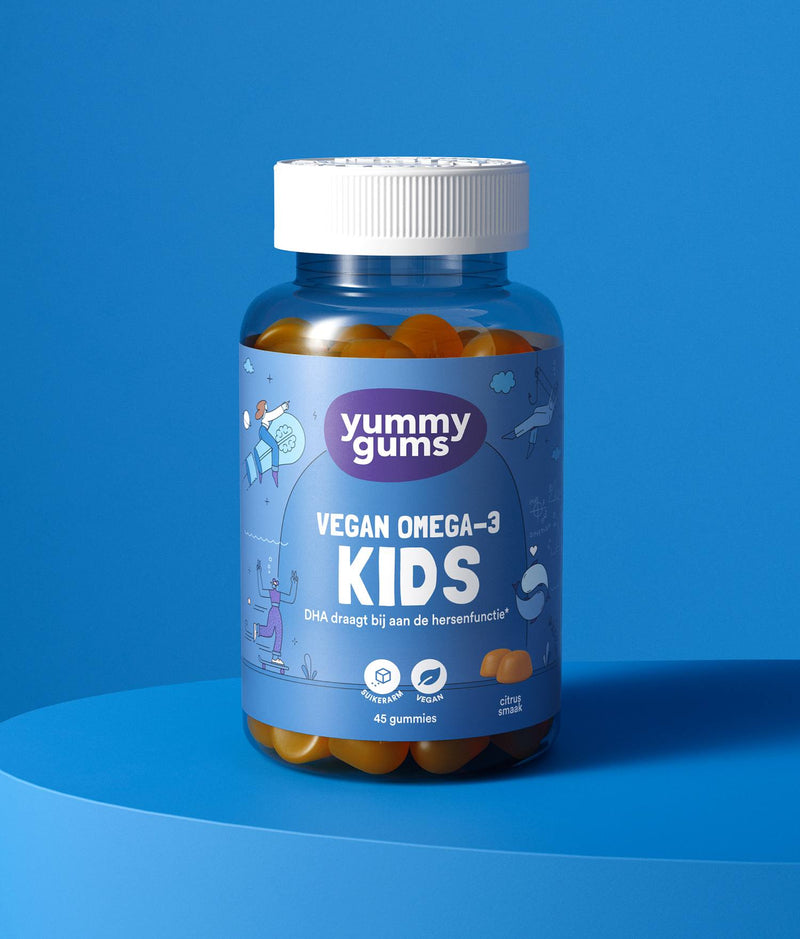 Een flesje Yummygums Kids Omega-3 Vegan Gummies met een blauw etiket en speelse illustraties bevat 45 gummies met citrussmaak en veganistisch DHA uit algenolie om de hersenfunctie te ondersteunen.